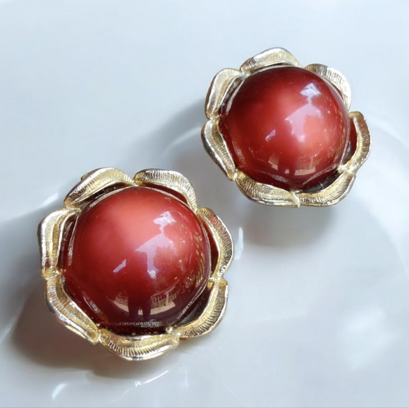 Vintage red moonglow lucite earrings - Picture 1 of 13